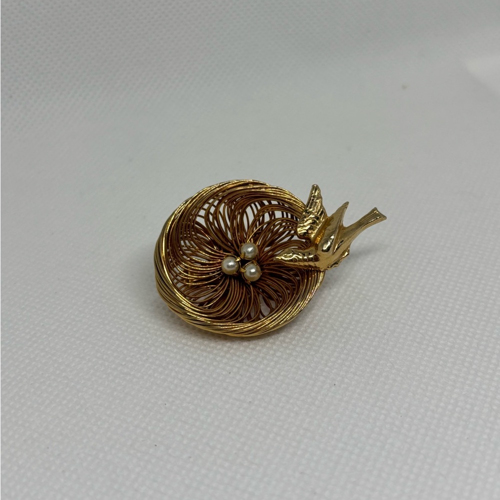 Vintage Gold Tone Wire Bird Nest Pin with Bird and Faux Pearl Eggs